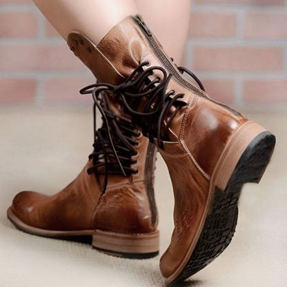 Vista lateral de los botines de caña media con tachuelas decorativas
