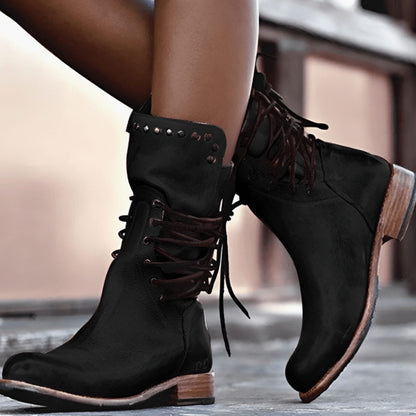 Botines DAKOTA en color a juego con vestido midi para look otoñal