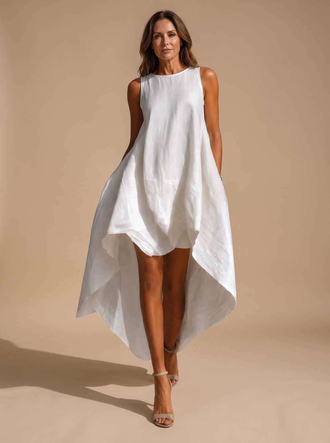 Mujer con vestido midi boho blanco sin mangas y bajo asimétrico