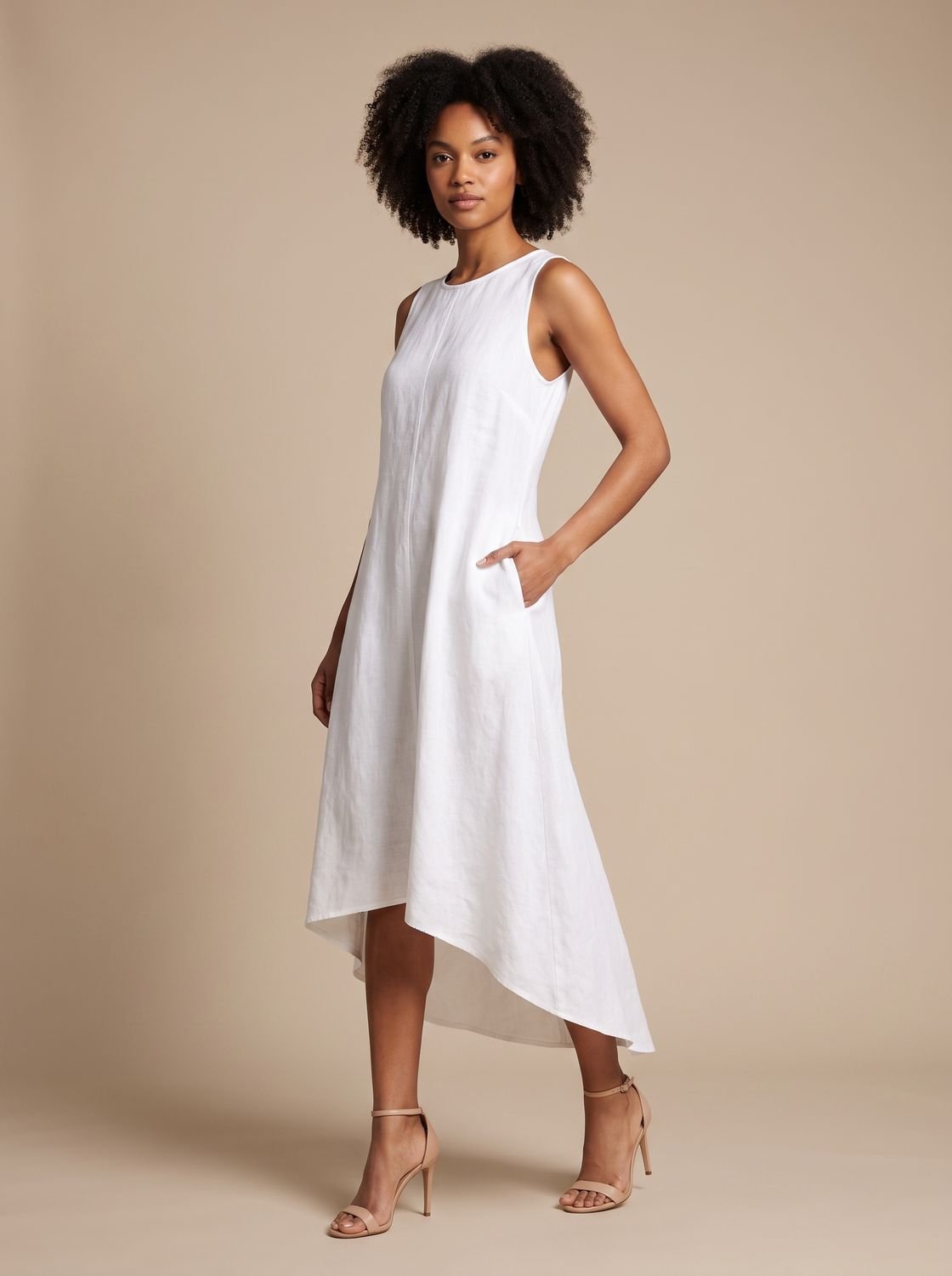 Detalle del cuello redondo y tejido fluido del vestido boho midi