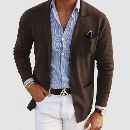 Detalle del bolsillo de pecho del blazer entallado DALSTON
