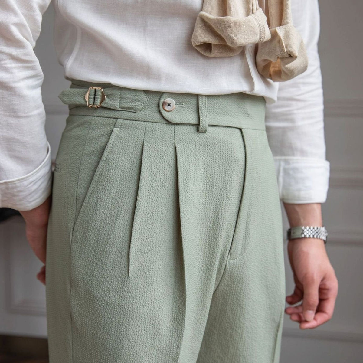 Vista trasera del pantalón de vestir hombre DALTON con corte tailored