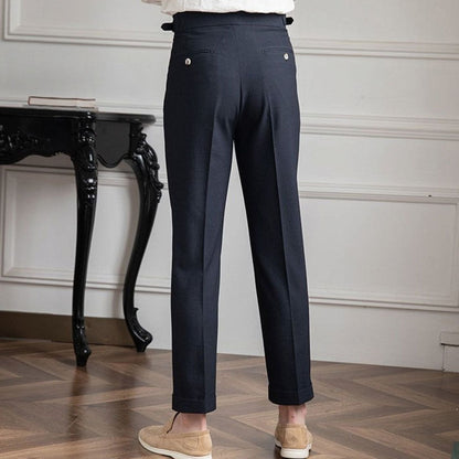 Detalle de la cinturilla ajustable con trabillas laterales del pantalón DALTON