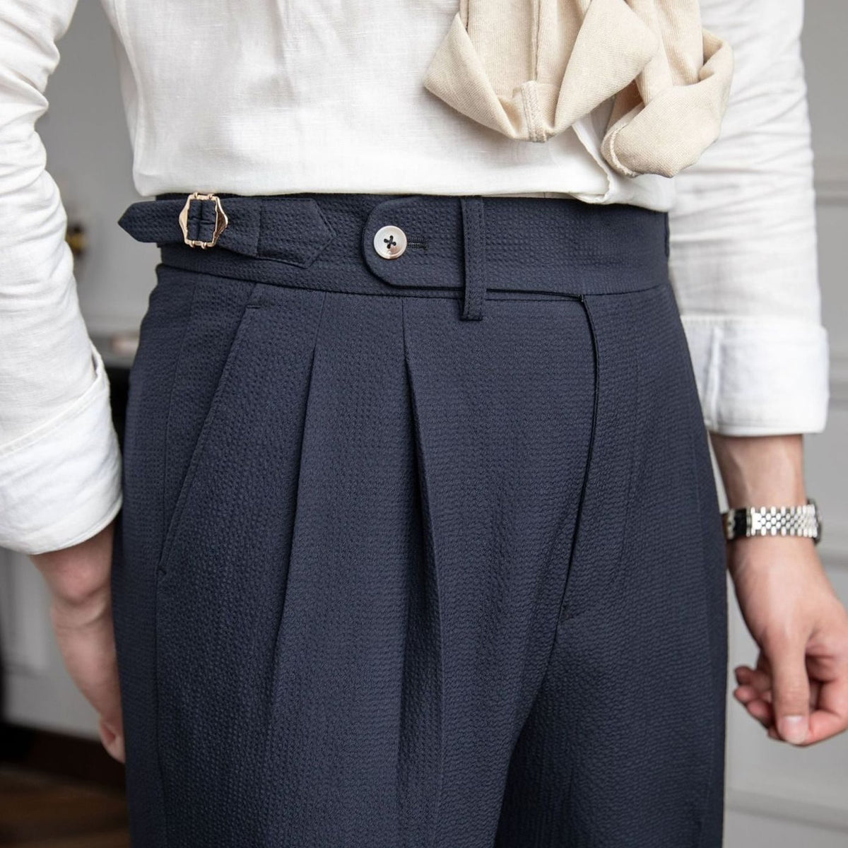 Vista frontal del pantalón de pinzas DALTON en corte entallado para hombre