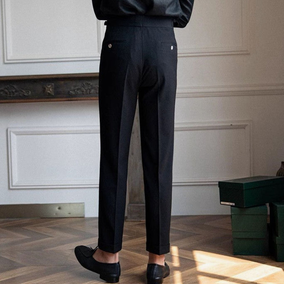 Pantalón DALTON combinado con camisa y zapatos para look de oficina
