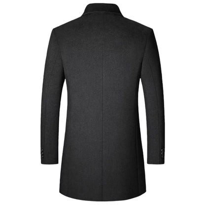 Detalle del abrigo DAMIÁN de hombre, corte slim fit y diseño elegante con botones