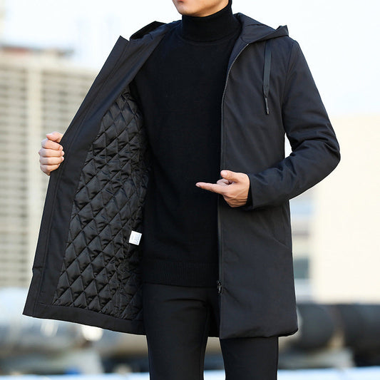 Hombre con abrigo largo negro con capucha, ideal para el invierno