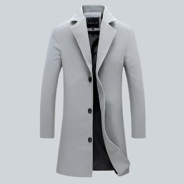 Hombre luciendo el abrigo entallado DARIO combinado con look casual