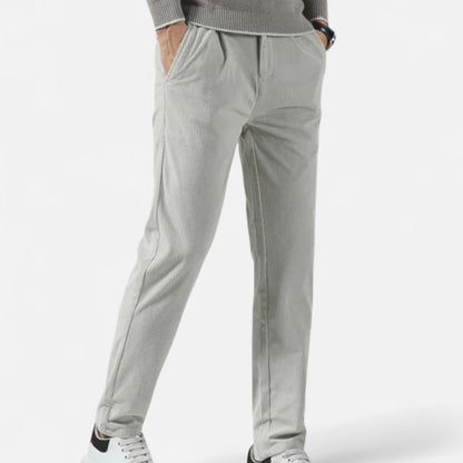 Pantalón de pana gris claro combinado con calzado casual