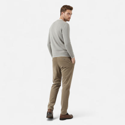 Detalle del tejido de pana del pantalón DORIAN