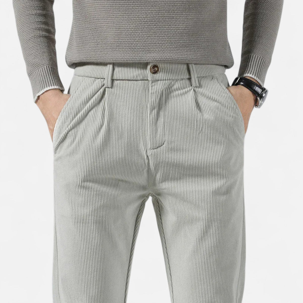 Pantalón de pana negro combinado con jersey de punto