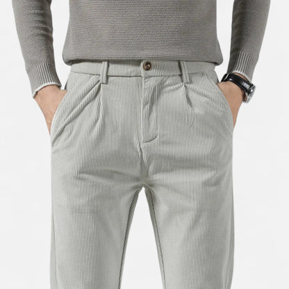 Pantalón de pana negro combinado con jersey de punto