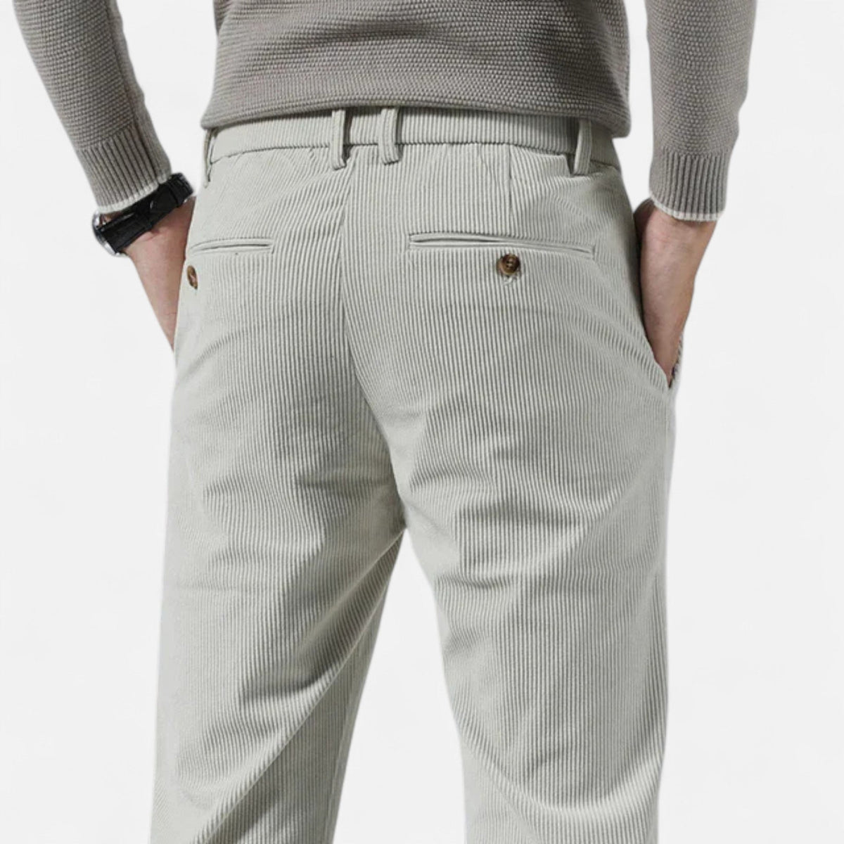 Modelo con pantalón de pana kaki y camisa casual