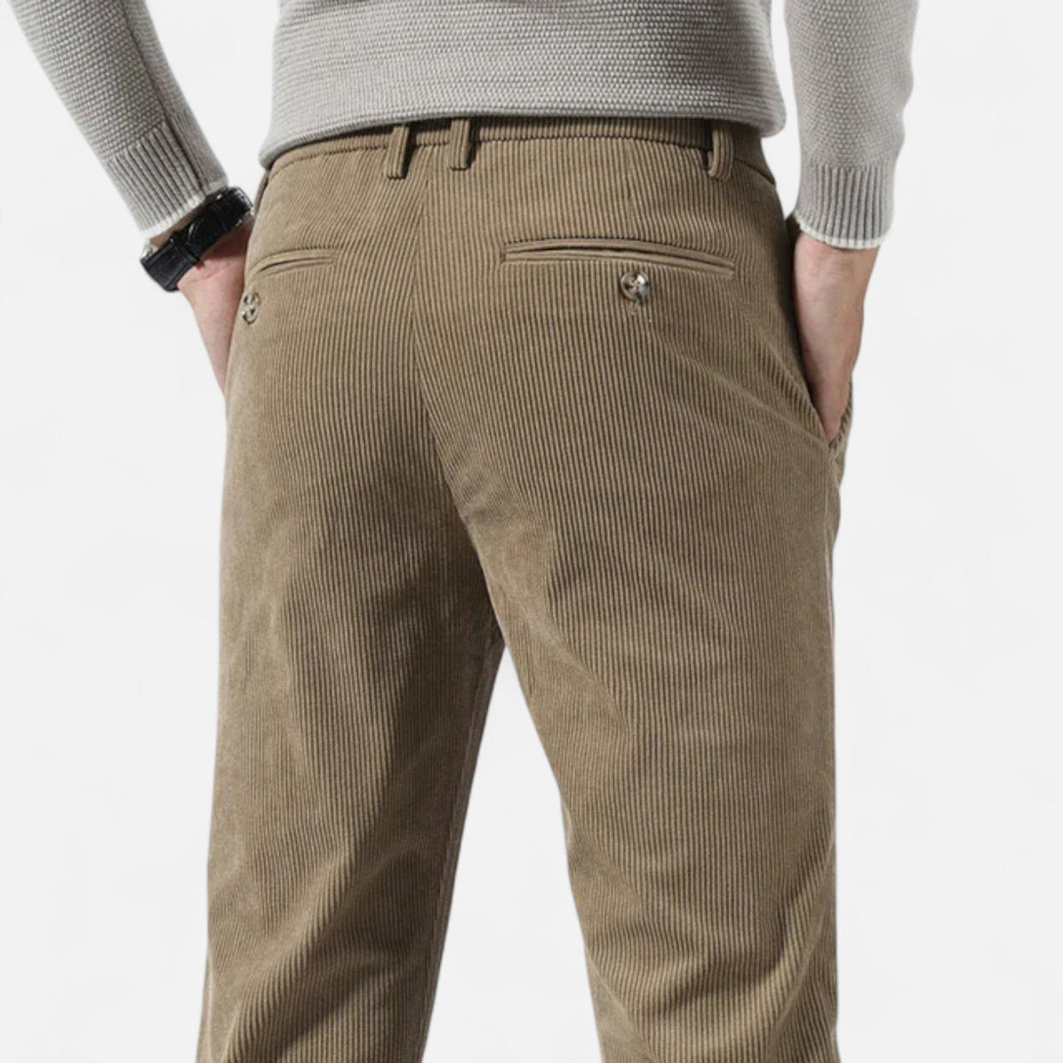 Pantalón de pana de corte recto visto de perfil