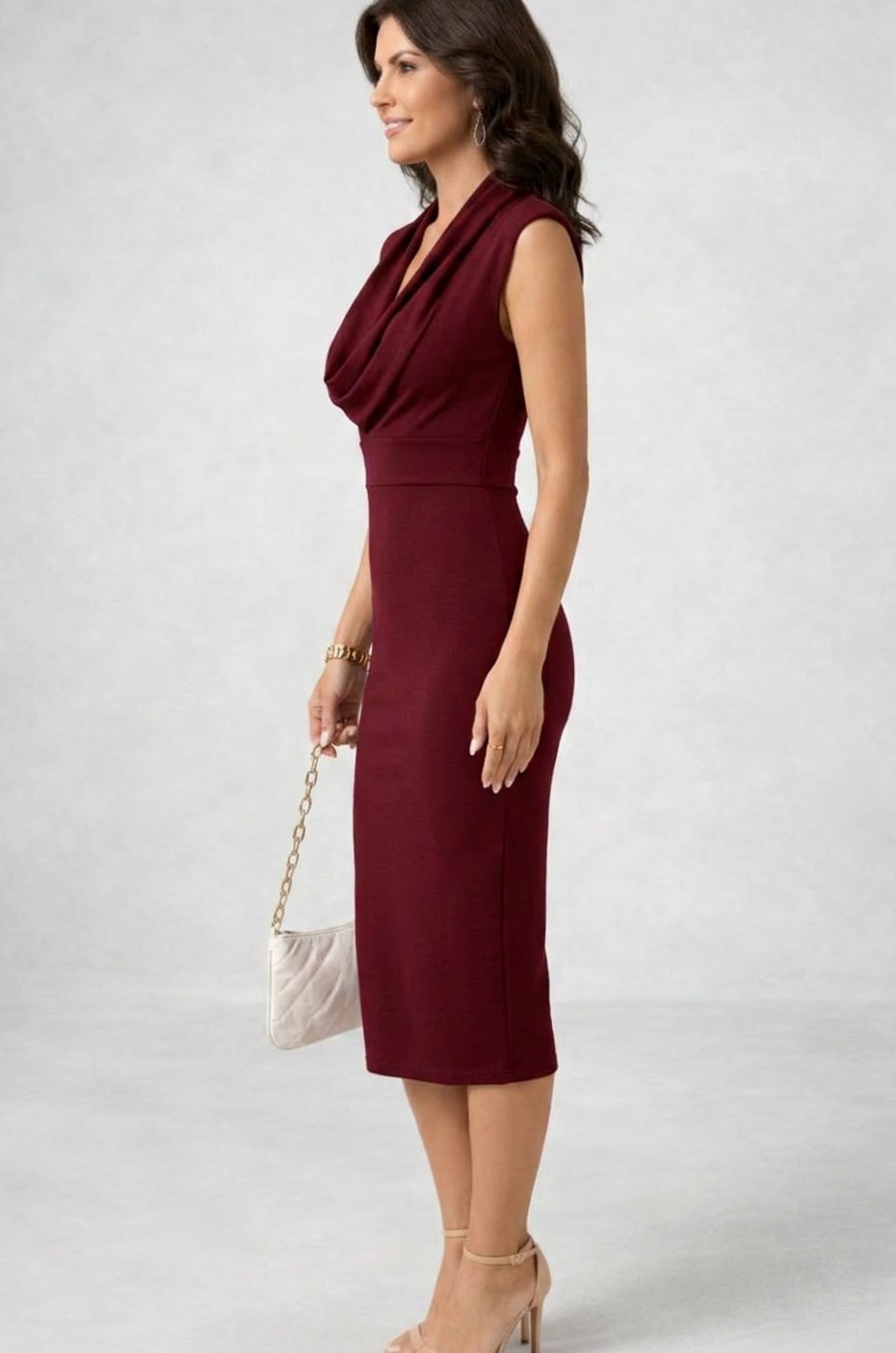 Vestido de cóctel midi combinado con tacones y clutch