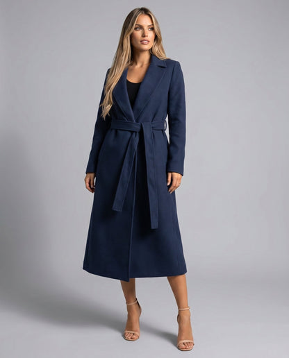 Abrigo azul marino combinado con look de diario