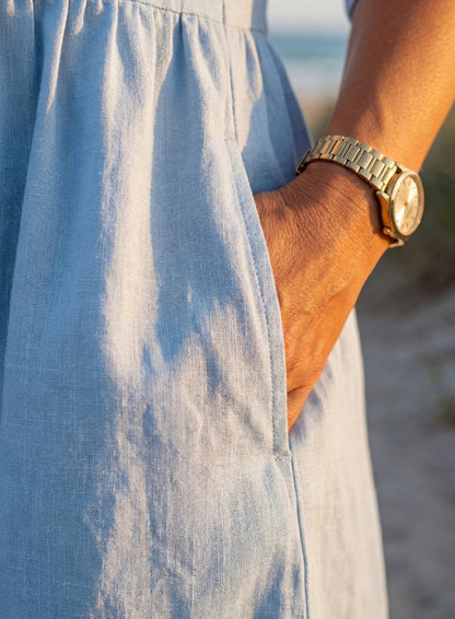 Mujer luciendo vestido midi de lino azul en exterior