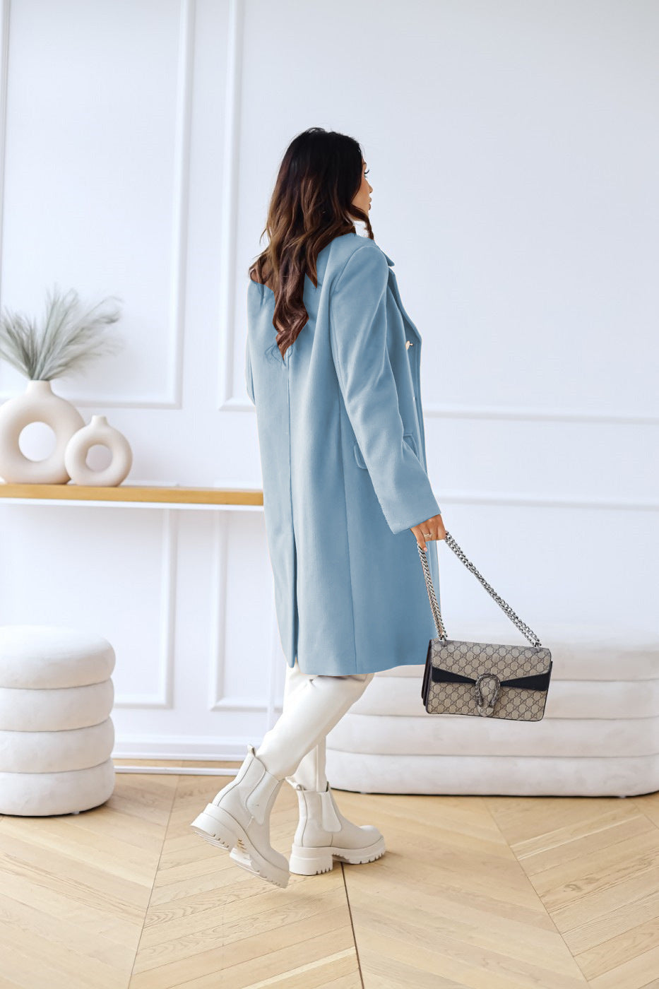 Mujer caminando con abrigo de lana gris de invierno