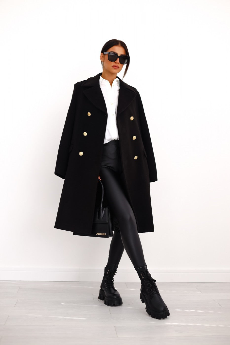 Abrigo de lana combinado con look casual de invierno