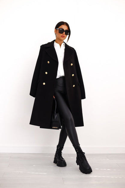 Abrigo de lana combinado con look casual de invierno