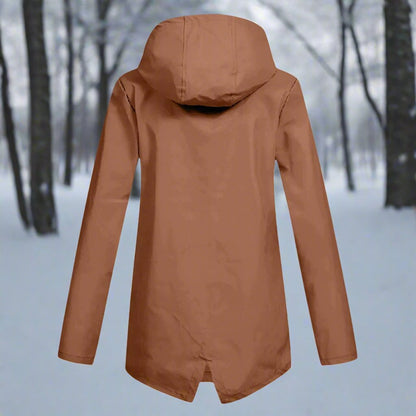 Modelo caminando bajo la lluvia con chaqueta longline