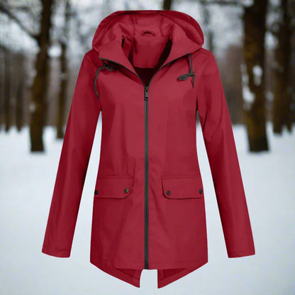 Detalle de los bolsillos delanteros de la chaqueta impermeable