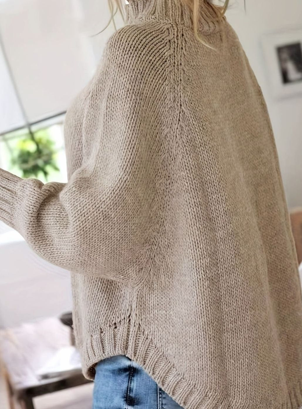 Modelo luciendo el jersey oversize con pantalones de vestir
