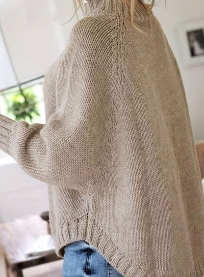 Modelo luciendo el jersey oversize con pantalones de vestir