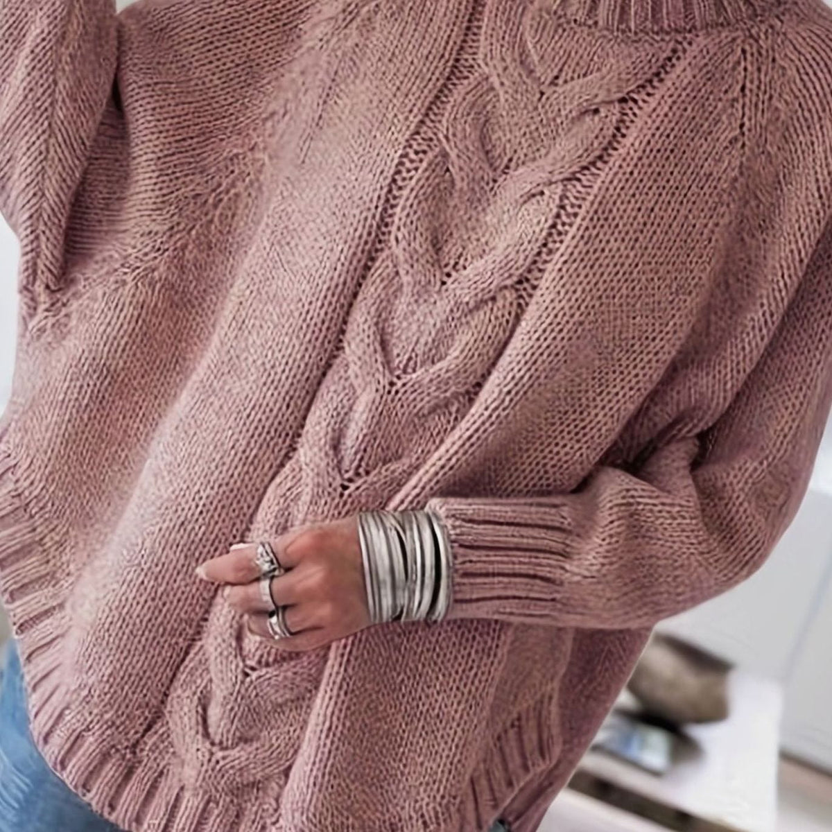 Vista lateral del jersey oversize de cuello alto