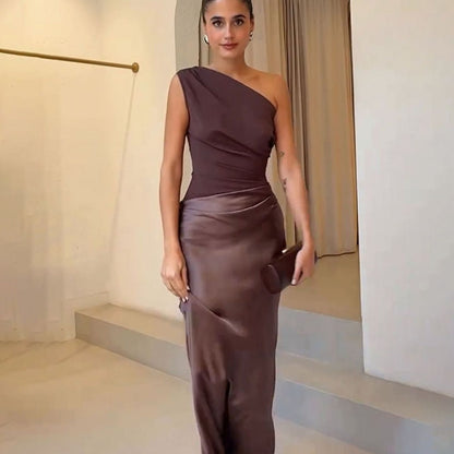 Mujer con vestido largo de un hombro efecto piel en look de noche elegante