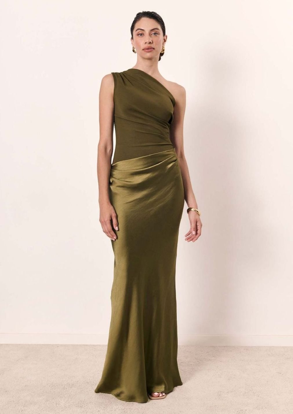 Vista lateral del vestido maxi de un hombro para eventos formales