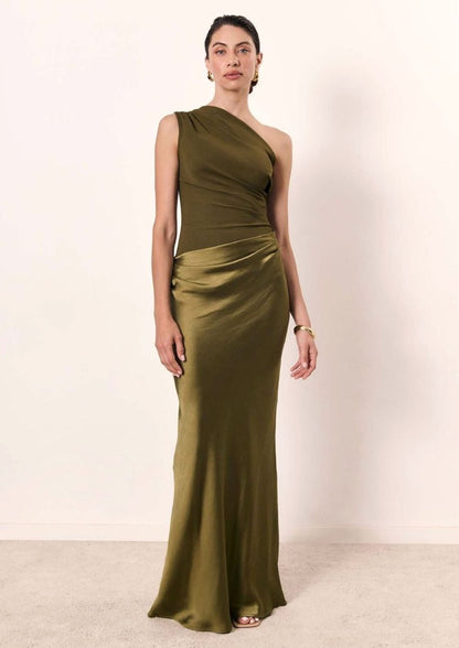 Modelo luciendo vestido de gala largo con acabado efecto piel