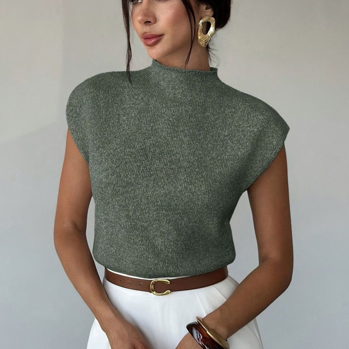 Chaleco de punto cuello alto sin mangas para mujer en color verde oliva