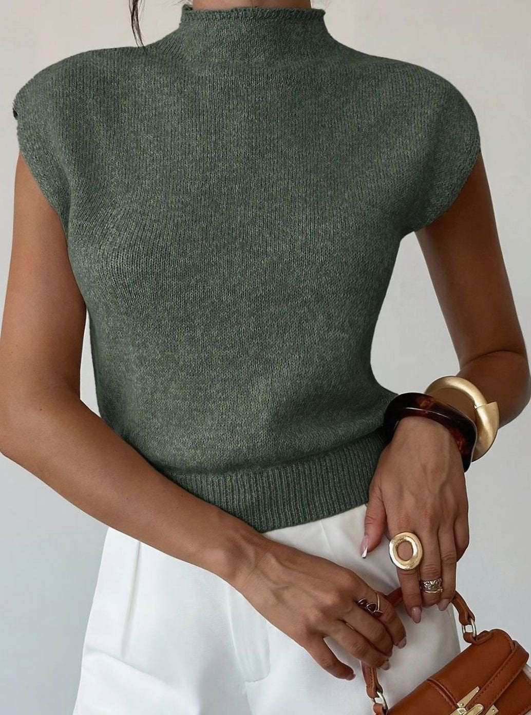Chaleco de punto verde oliva combinado con camisa para look de oficina