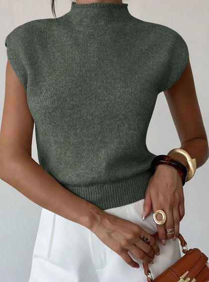 Chaleco de punto verde oliva combinado con camisa para look de oficina