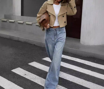 Chaqueta trench cropped cruzada color khaki para mujer, vista frontal