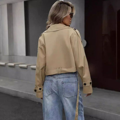 Detalle del cuello de solapa y botones cruzados de la chaqueta cropped khaki