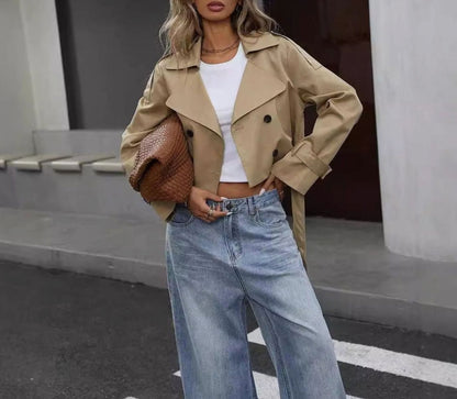 Mujer luciendo la chaqueta trench cropped khaki combinada con look casual