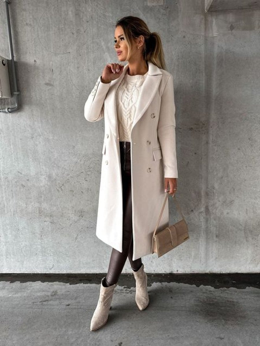 Abrigo de mujer combinado con vestido para un look de noche