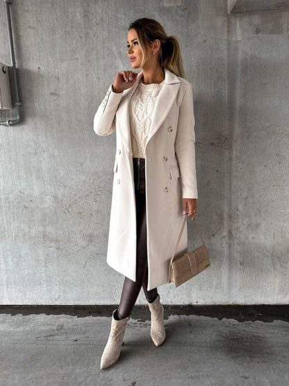 Abrigo de mujer combinado con vestido para un look de noche
