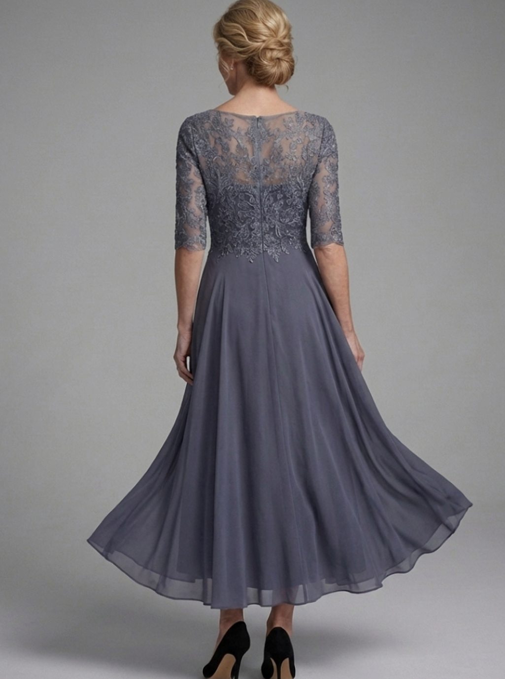 Vestido EVANNA de espaldas mostrando la falda midi plisada