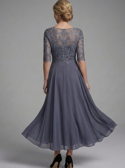 Vestido EVANNA de espaldas mostrando la falda midi plisada