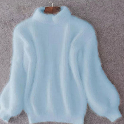 Mujer con jersey FENLYX de punto peludo cuello alto en look de invierno