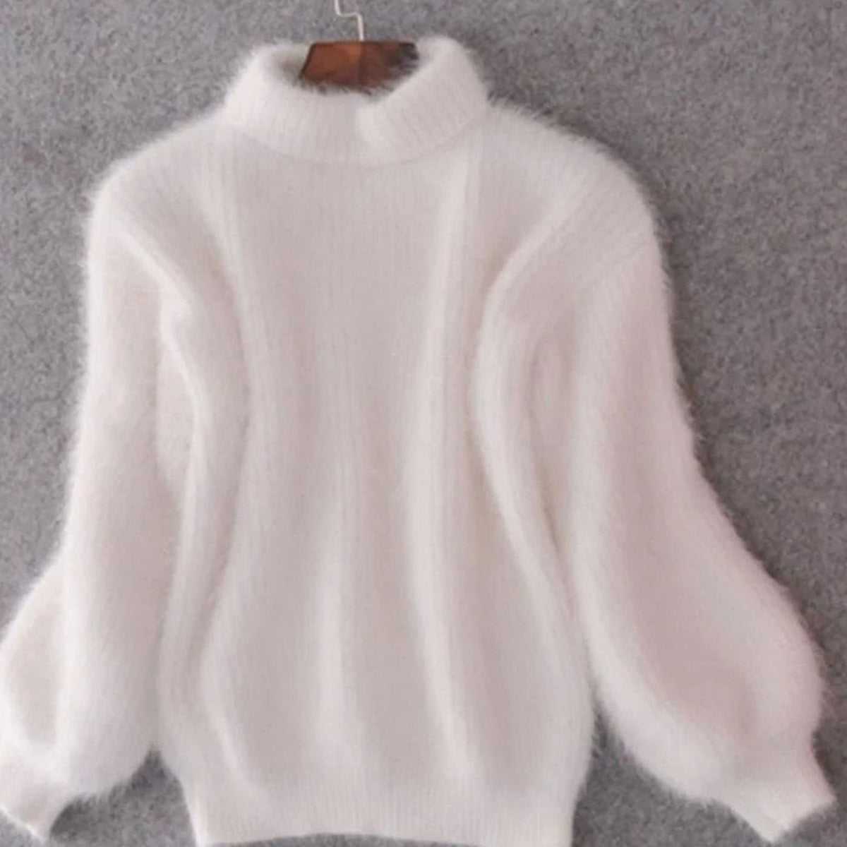 Detalle del tejido peludo del jersey FENLYX de punto oversize