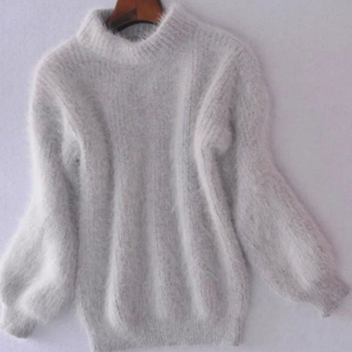 Jersey FENLYX cuello alto combinado con vaqueros para look casual
