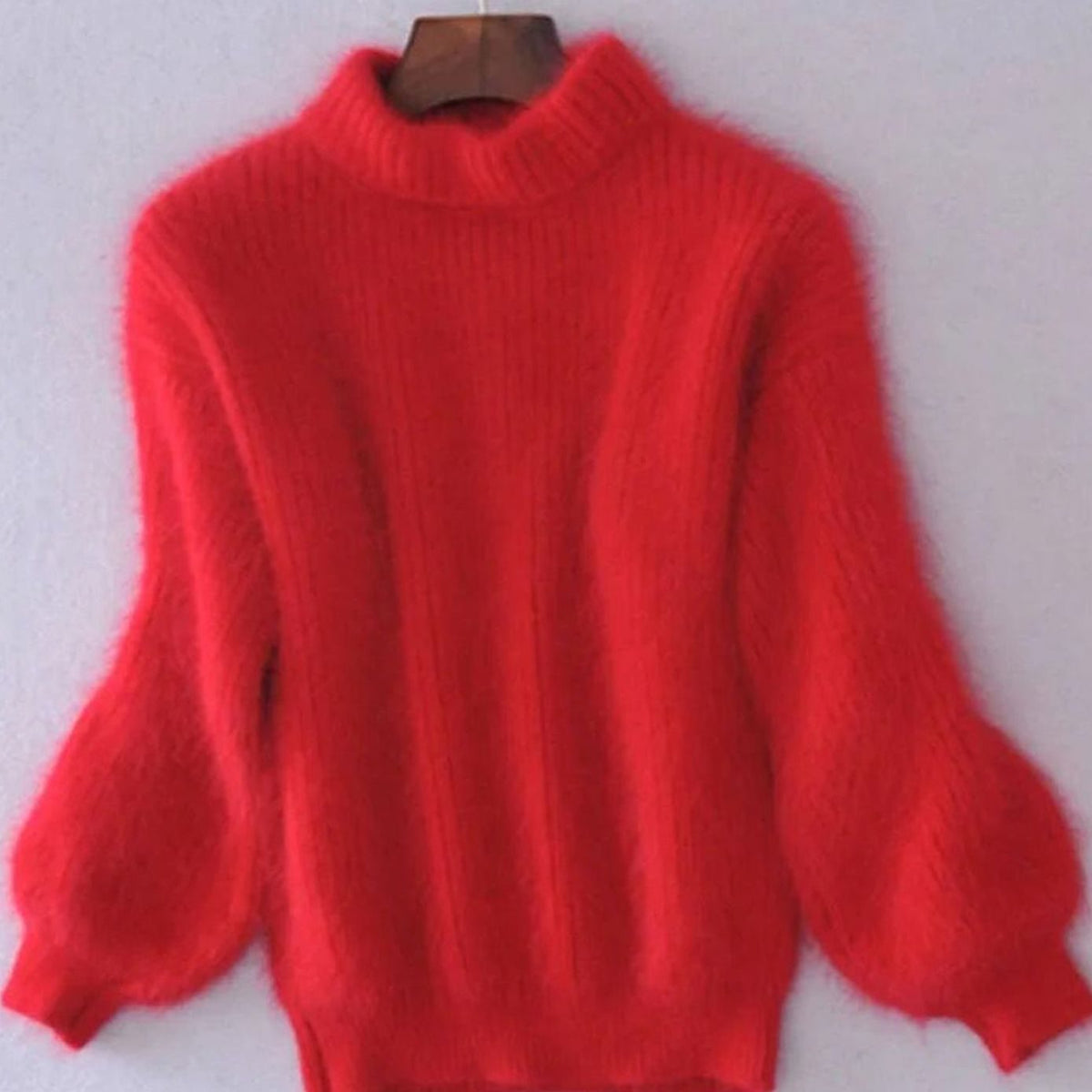 Mujer luciendo el jersey oversize FENLYX en ambiente de oficina informal