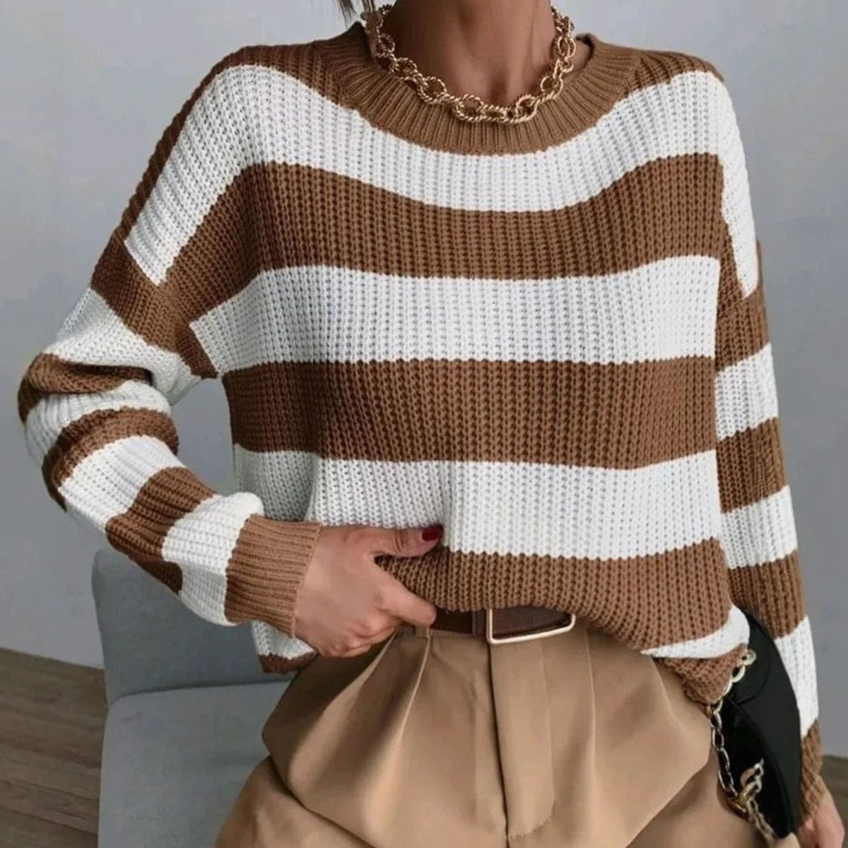 Mujer llevando el jersey de punto a rayas con pantalón ancho