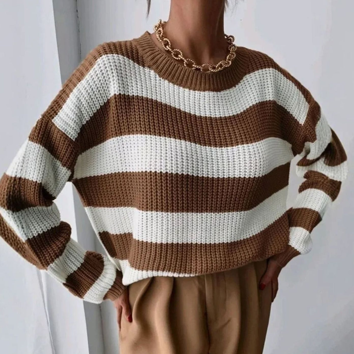 Vista frontal del jersey de punto relajado con cuello redondo