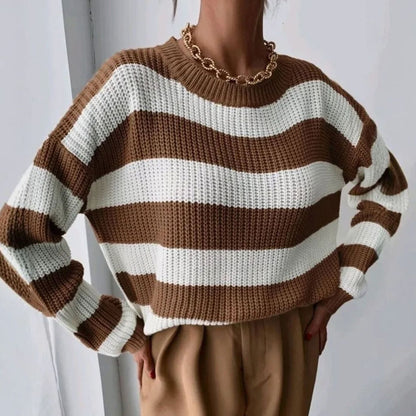 Vista frontal del jersey de punto relajado con cuello redondo