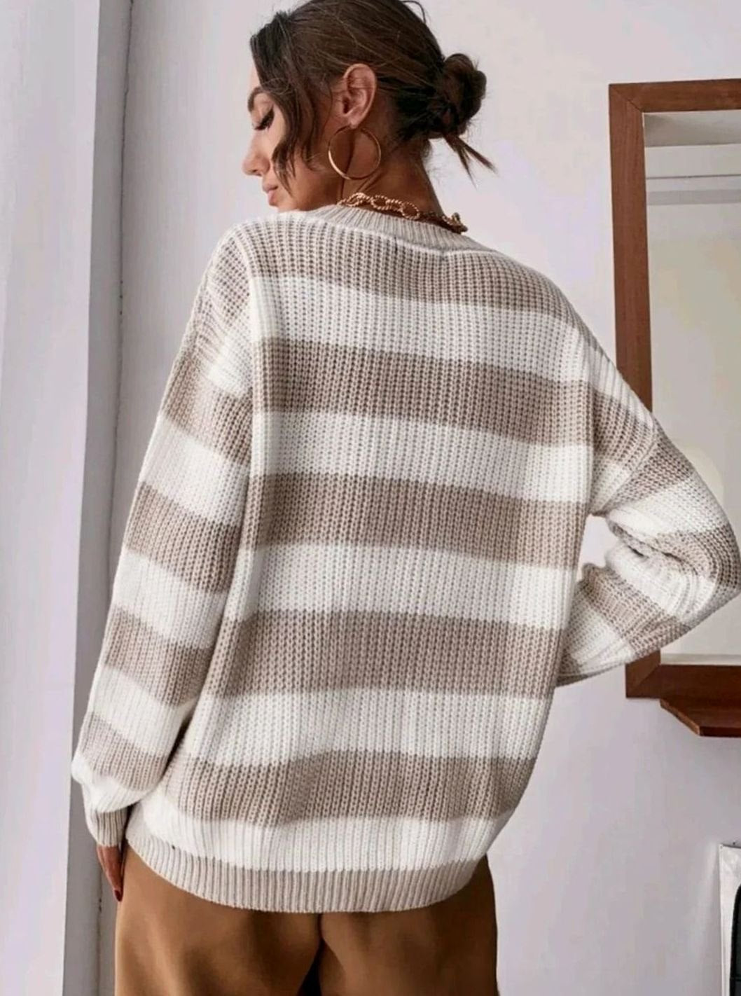 Jersey de punto a rayas combinado con vaqueros en look casual